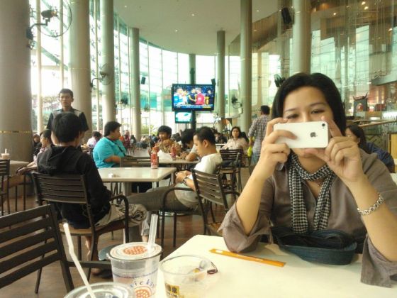 Foto terakhir yang menampilkan si iPhone, difoto oleh maspacar dengan handphonenya.