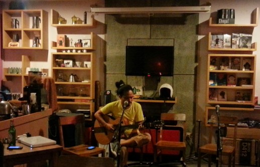 Akustikan yang akrab.. ada yang tahu ini siapa namanya? 