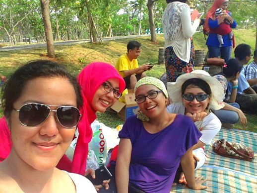 Bareng para cewek yang sadar kamera ^^