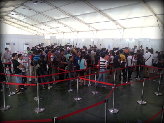 Antrian pengambilan race pack Jakarta Marathon