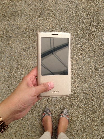 Ini dia penampakan Huawei Ascend Mate 7 sudah memakai casing asli Huawei :D