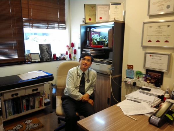 Dokter Roger Tan di ruang periksanya