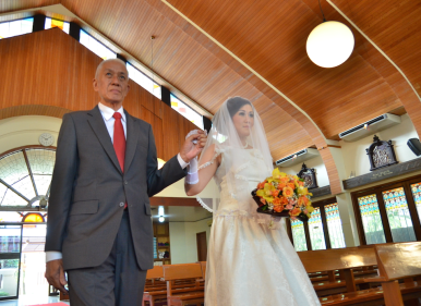 Dari depan, papa saat mengantar saya ke depan altar, di hari pernikahan saya