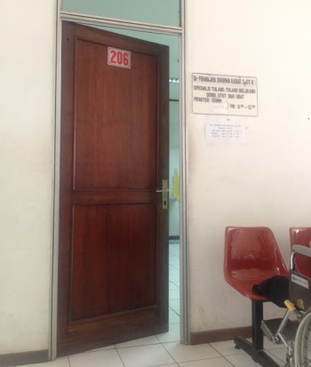 Menunggu di depan ruang prakter dokter spesialis tulang