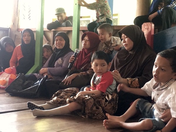 Bertemu dengan para ibu Rehabilitasi Berbasis Masyarakat untuk anak berkebutuhan khusus di Desa Maruyung, Kecamatan Pacet, Kabupaten Bandung