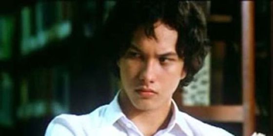 Nicholas Saputra melirik tajam