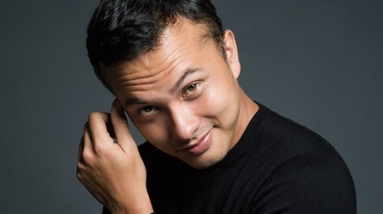 Nicholas Saputra memandang manja